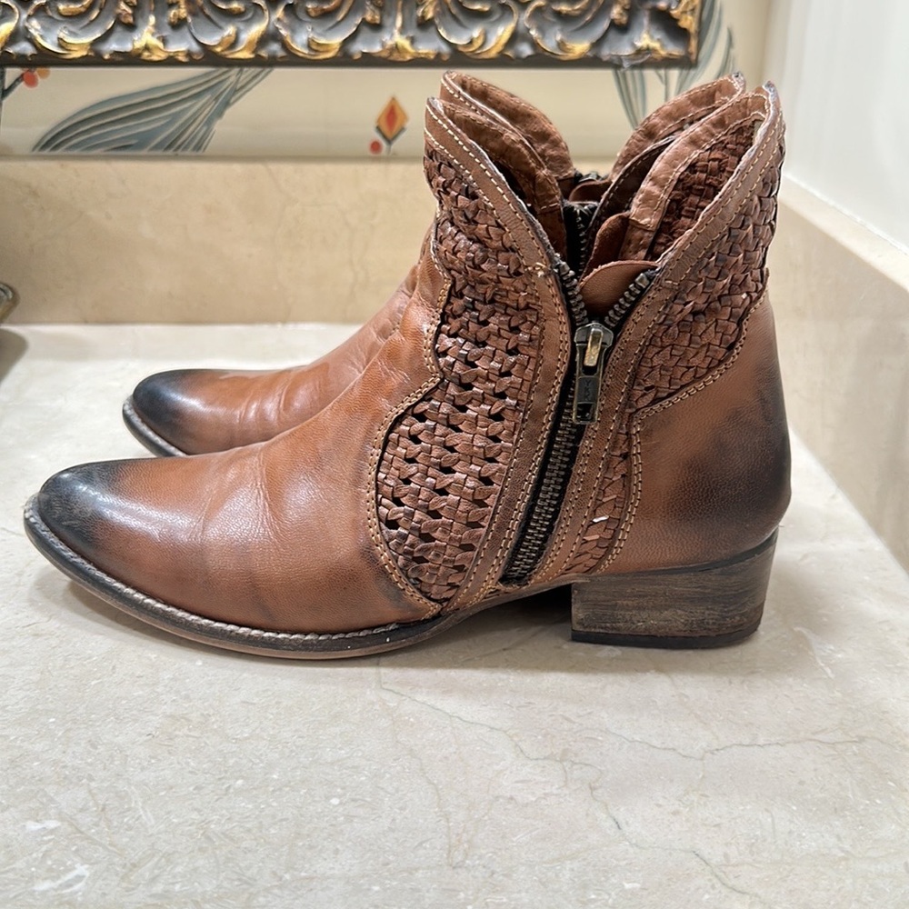 Seychelles Brown ankle leather bootie. Size 8.5